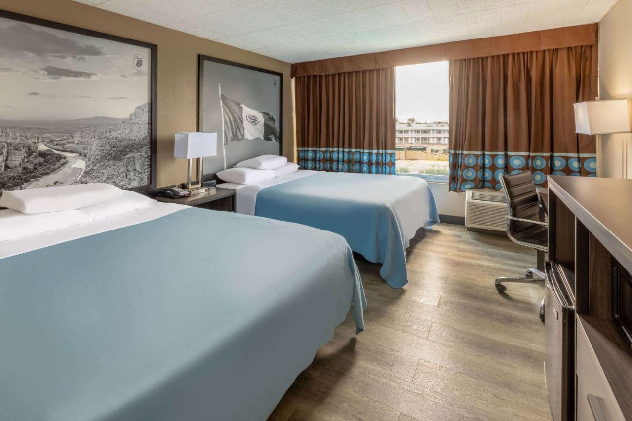 Super 8 By Wyndham Laredo Hotel Exterior photo