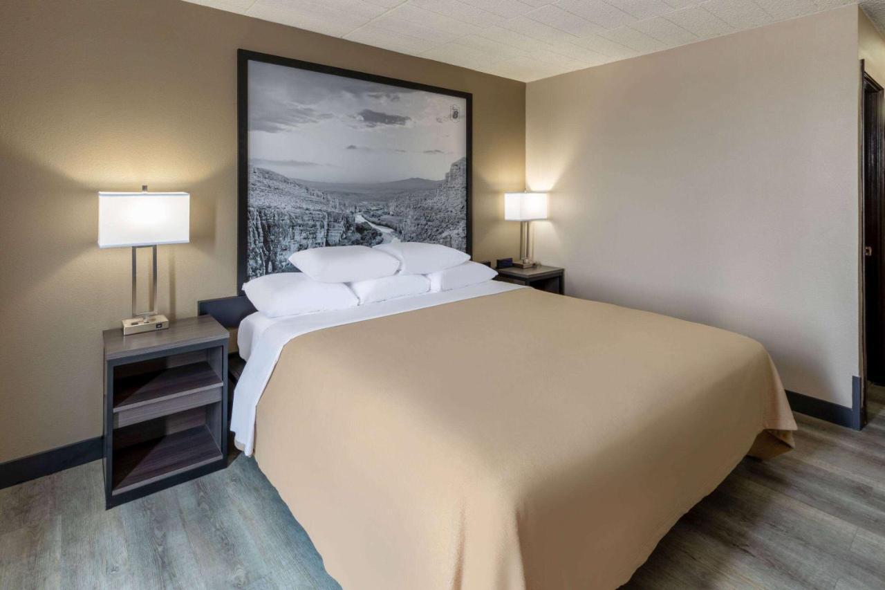 Super 8 By Wyndham Laredo Hotel Exterior photo
