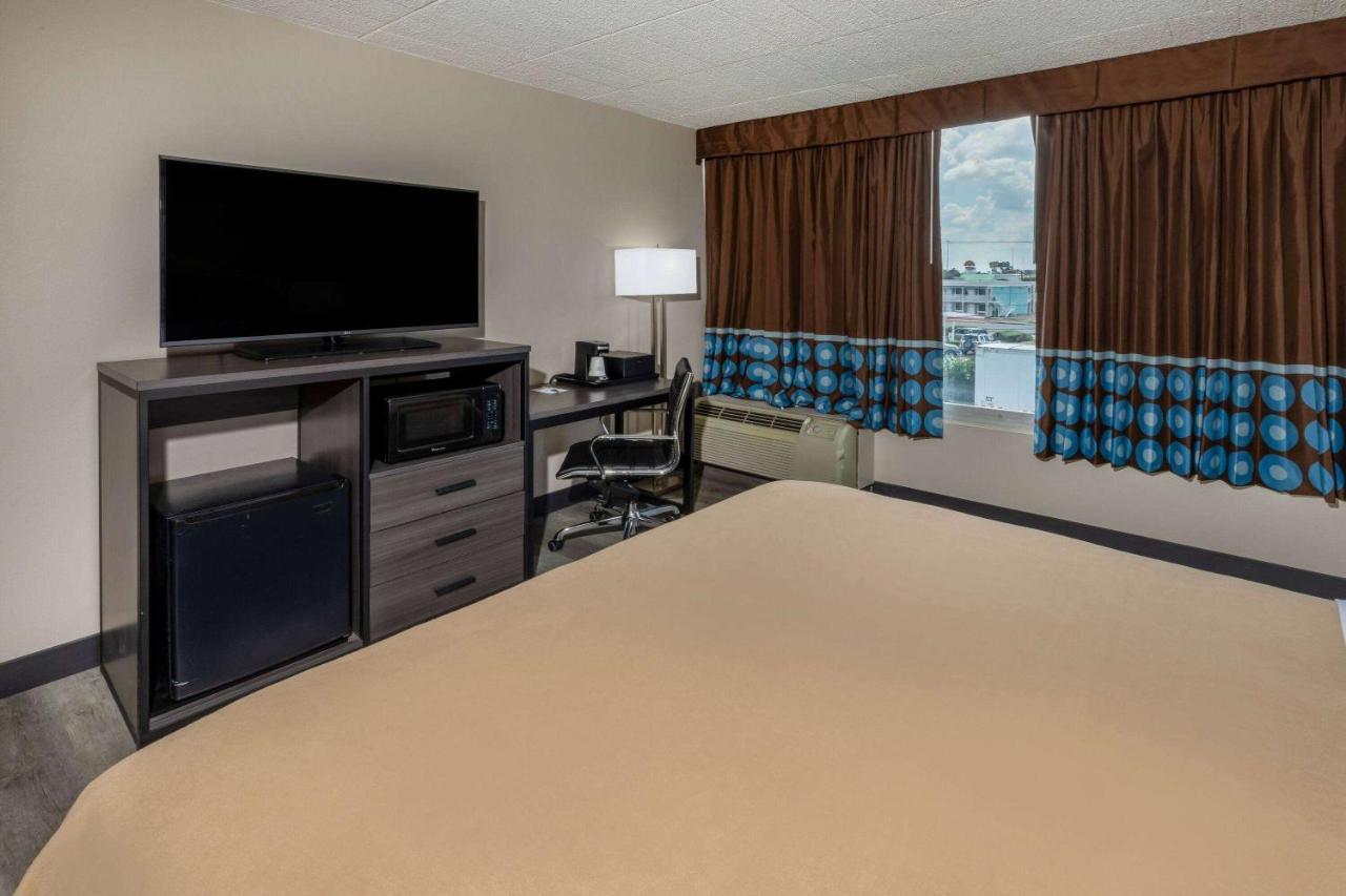 Super 8 By Wyndham Laredo Hotel Exterior photo