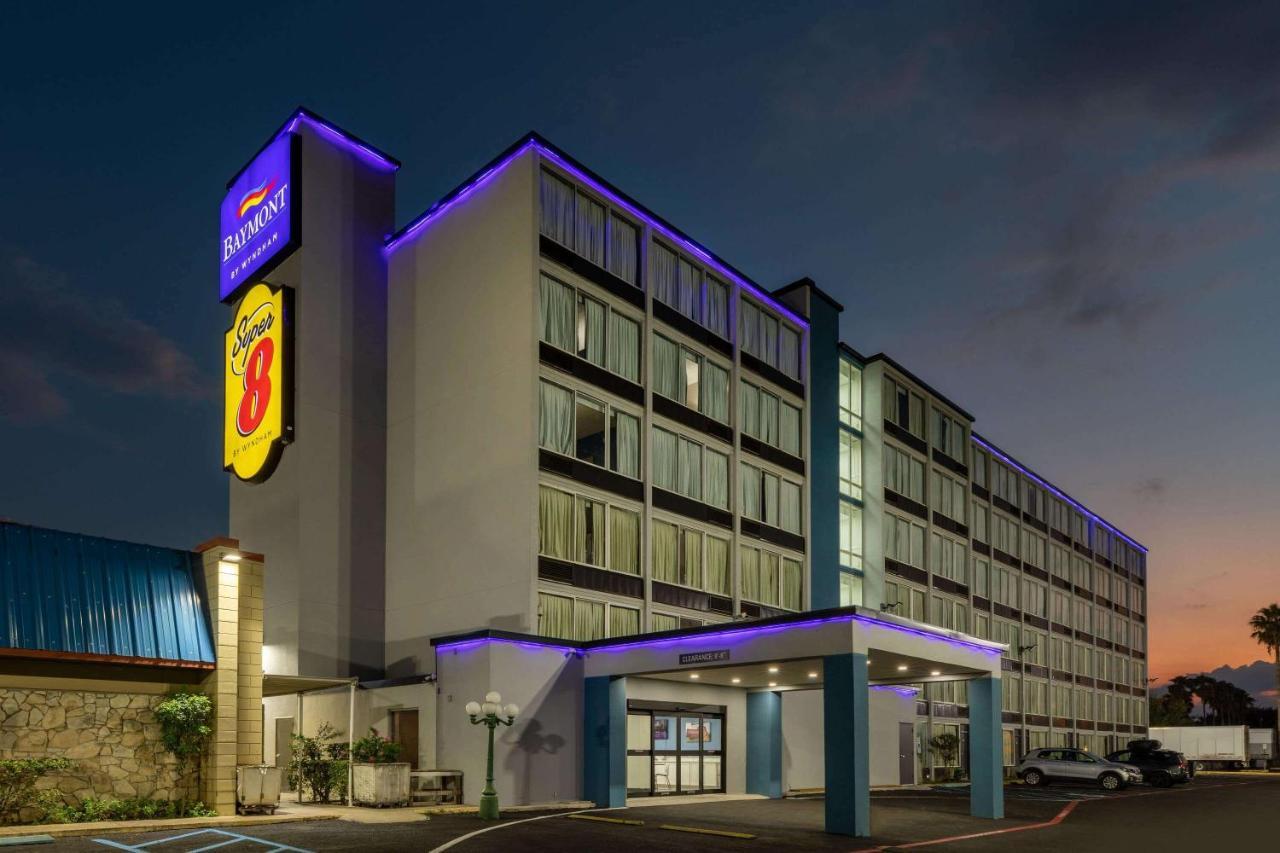 Super 8 By Wyndham Laredo Hotel Exterior photo