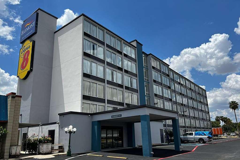 Super 8 By Wyndham Laredo Hotel Exterior photo
