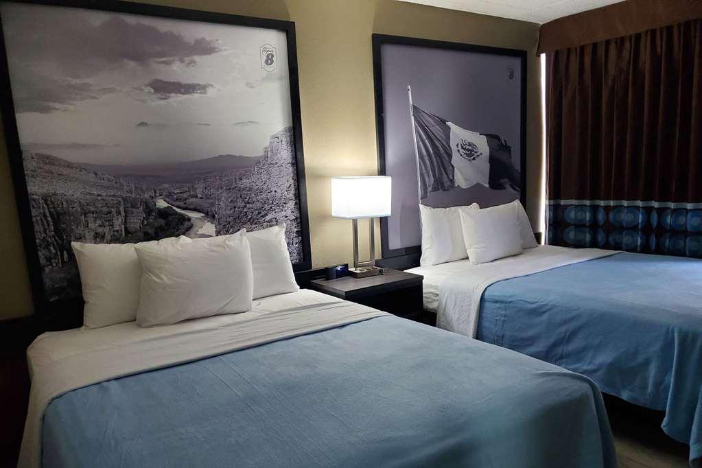 Super 8 By Wyndham Laredo Hotel Room photo