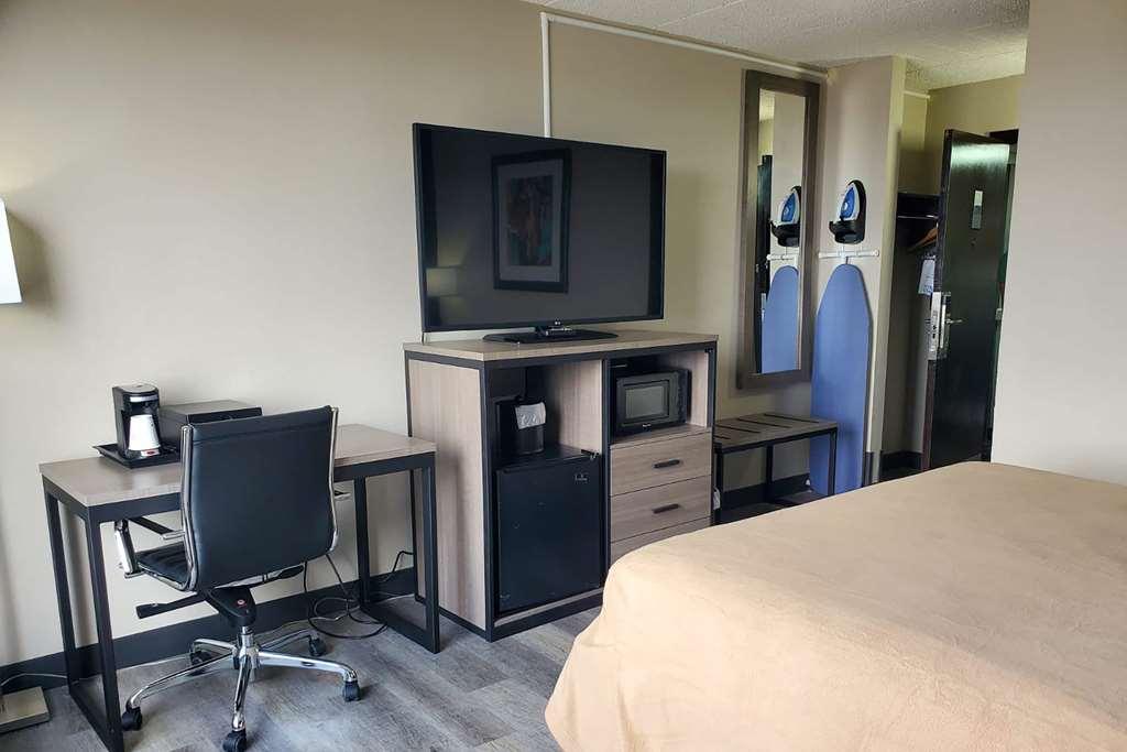 Super 8 By Wyndham Laredo Hotel Room photo
